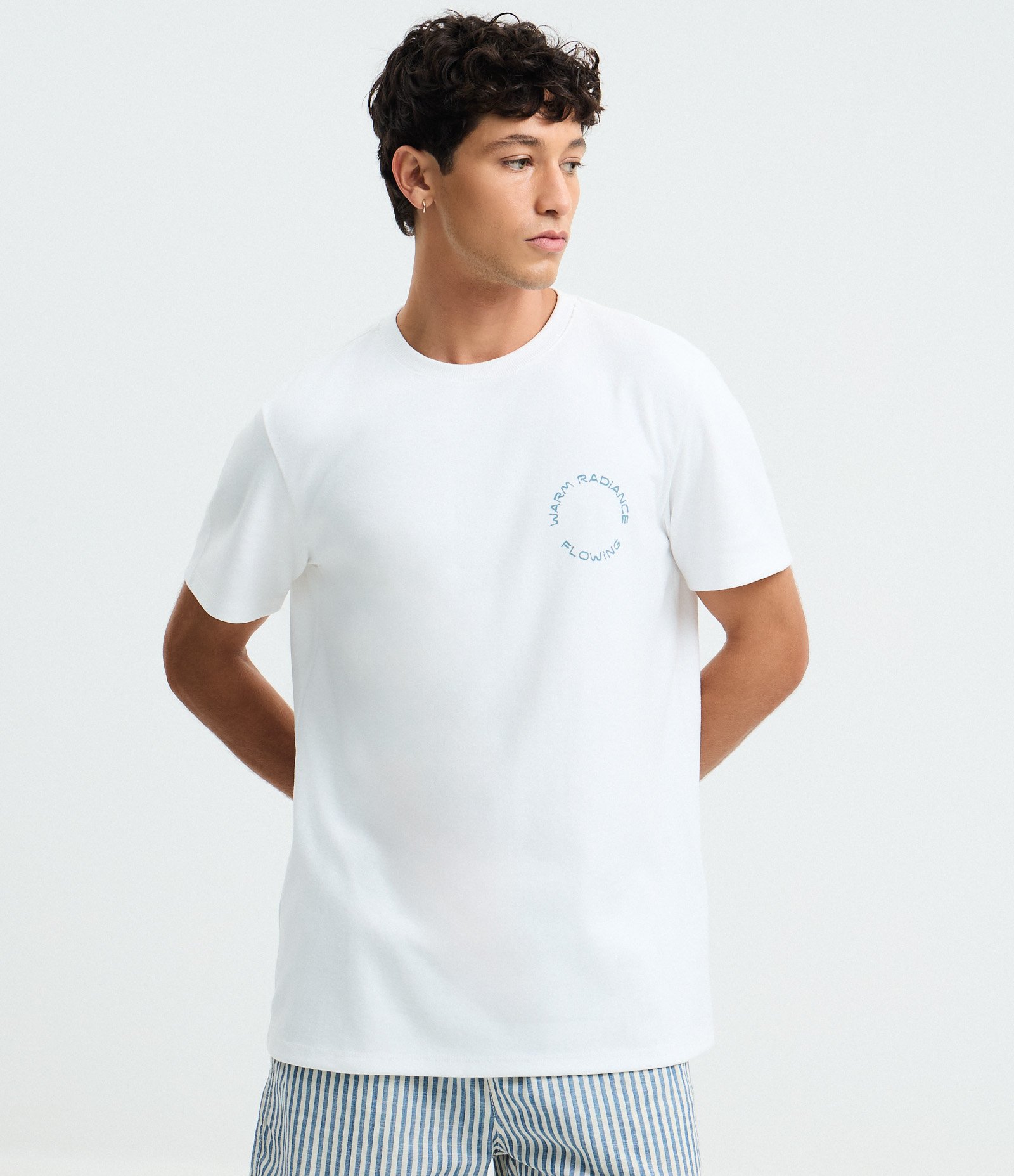 Camiseta Comfort  em Meia Malha com Estampa Lettering em Geométrico Warm Radiance Branco 2 Camiseta Comfort  em Meia Mal